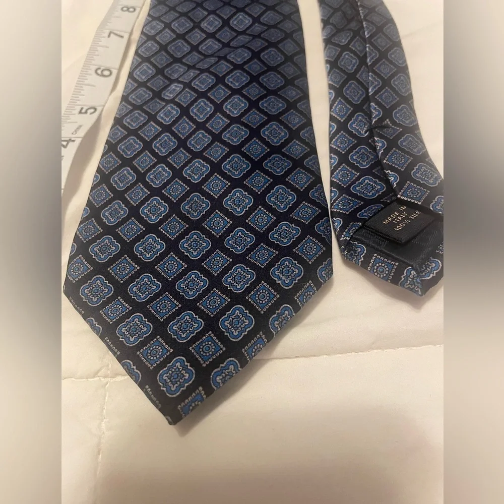 Banana Republic Navy 100% silk tie. Made in Italy.